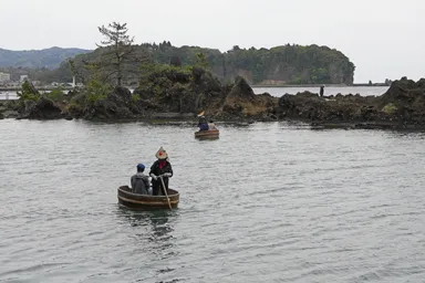 佐渡島の2艘並んで進むたらい舟
