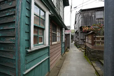 宿根木の細い路地にある緑の家の郵便局