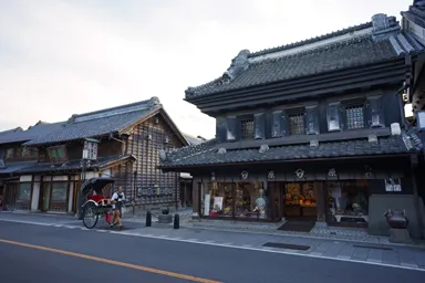 川越の蔵造りの町並みと人力車