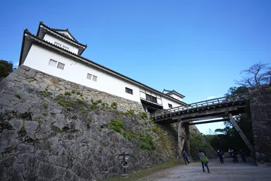 滋賀の彦根城の木造の橋と天守
