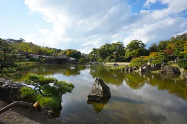 滋賀の玄宮園の庭園の池