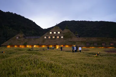 滋賀の夕暮れのラコリーナ近江八幡の建物