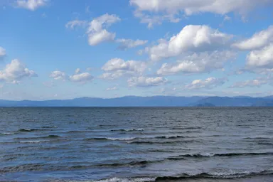 滋賀の琵琶湖の湖面と対岸の山並み
