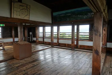 島根の松江城天守の一番上の木の床の部屋
