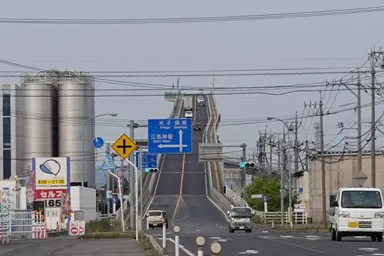 島根のベタ踏み坂を見上げる風景