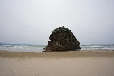 島根の稲佐の浜にたたずむ岩山の弁天島