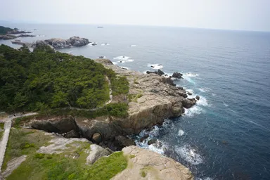 島根の出雲日御碕灯台の上からの海辺の風景