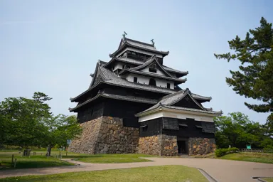 島根の松江城の天守と石垣
