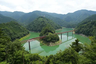 静岡の展望所からの奥大井湖上駅と湖に架かる鉄橋
