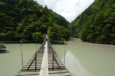 静岡の寸又峡の吊り橋の上から渓谷と川