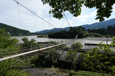 静岡の塩郷の吊橋と大井川の流れ