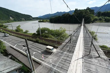 静岡の塩郷の吊橋から道路と線路と川