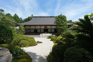 静岡の龍潭寺の白砂利の庭園と本堂