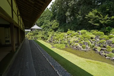 静岡の龍潭寺の回廊と庭の眺め