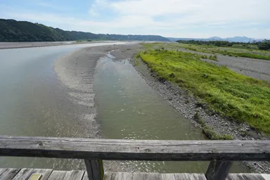 静岡の蓬莱橋の橋上からの大井川