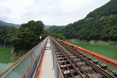 静岡の奥大井湖上駅のホームから伸びる橋