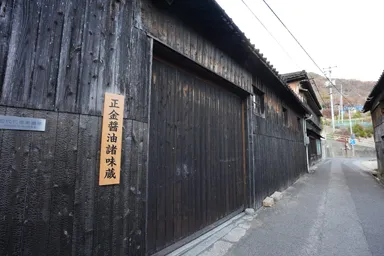小豆島の醤の郷の醤油造りの蔵