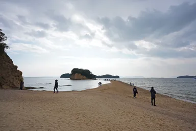 小豆島のエンジェルロードの島へとつながる砂の道
