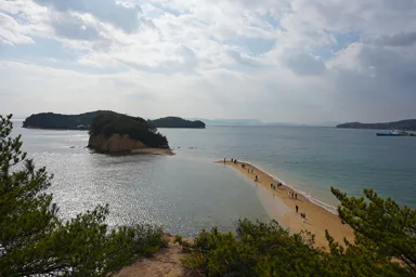 小豆島のエンジェルロードの干潮時の道