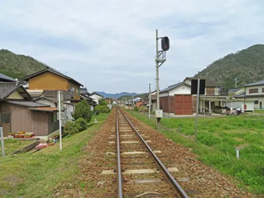 兵庫の竹田駅の駅舎と山並み