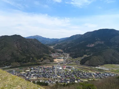 竹田城から見下ろす川に沿って広がる町