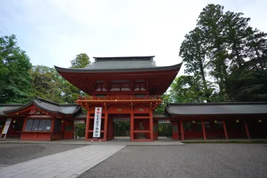 千葉の香取神社の赤い境内風景