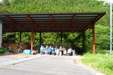 徳島の奥祖谷のかかしの里にいる集合しているかかし