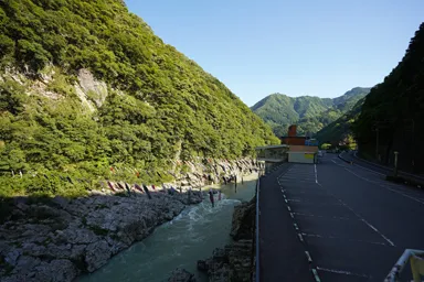 徳島の大歩危の岩肌と川の流れ