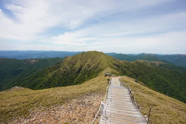 徳島の剣山の山頂の稜線