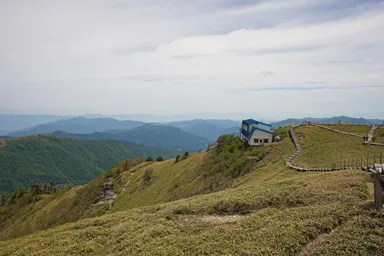 徳島の剣山の山頂の雲海荘と山々