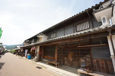 徳島のうだつの町並みのうだつが上がる様子