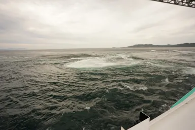 徳島の鳴門の渦潮の迫力ある流れ