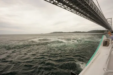 徳島の鳴門海峡の渦潮と大鳴門橋