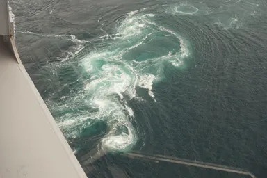 徳島の大鳴門橋から見下ろす渦潮