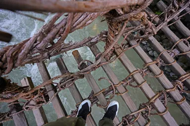 徳島の祖谷のかずら橋の隙間が空いた足元と川