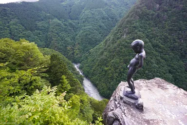 徳島の祖谷渓の谷に向かって小便小僧