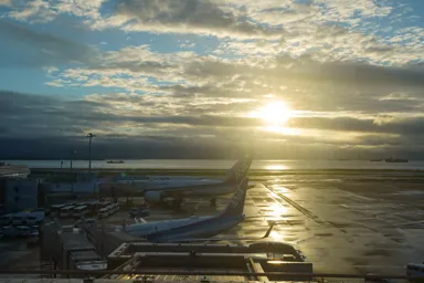 羽田空港の朝日を浴びた航空機と滑走路