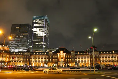 夜のライトアップされた東京駅のレンガの駅舎