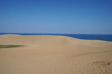 鳥取砂丘の砂山と海と青空