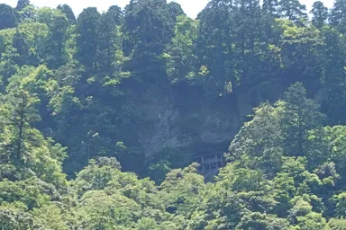 鳥取の山の下から見上げる投入堂
