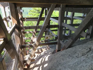 三徳山の急な岩場の登山道