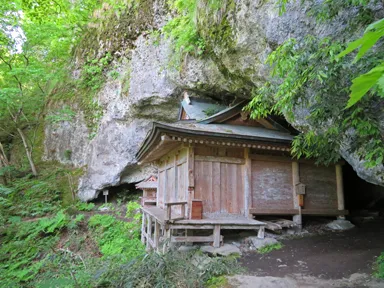 鳥取の三徳山の岩陰に立つ観音堂