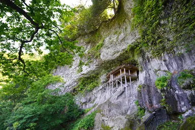 三徳山三佛寺の崖に建つ投入堂