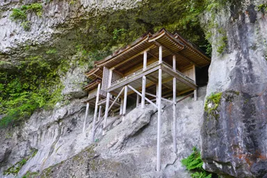鳥取の投入堂の長い柱と舞台