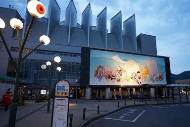 鳥取の境港駅の鬼太郎の巨大な絵