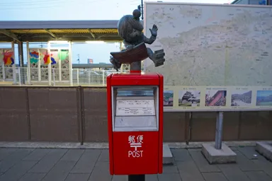 鳥取の境港のポストと上に乗る鬼太郎像