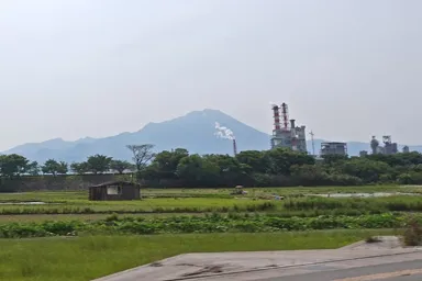 鳥取の大山と巨大な工場