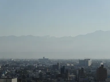 富山の街から眺める立山連峰の雄大な山並み
