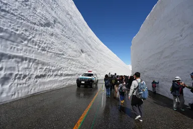 富山の立山の雪の大谷と乗用車