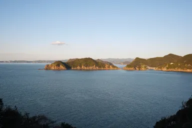 白崎海洋公園の海に点々と浮かぶ夕暮れの島